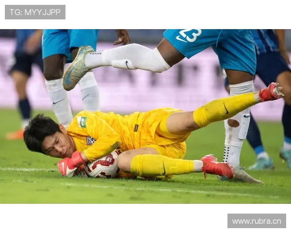 北京国安高位压迫下防线频繁暴露空间,稳定性面临考验 北京国安高位压迫下防线频繁暴露空间,稳定性面临考验