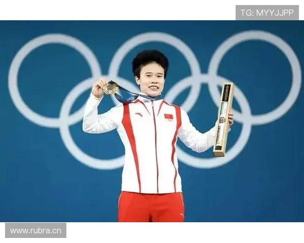 侯志慧举重像要掰开天，逛街结账那一刻竟然成了温柔路人