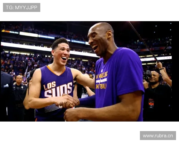 德文·布克这生活也太高级了吧，连吃顿饭都像走红毯一样豪气！