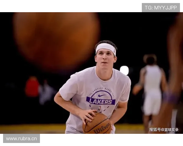 里夫斯无球跑动撕裂对手，较赛季初三分威胁飙升